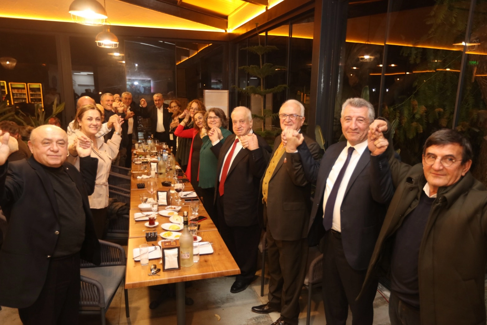 İzmir Güzelbahçe'de siyaset dostluk yemeğinde buluştu