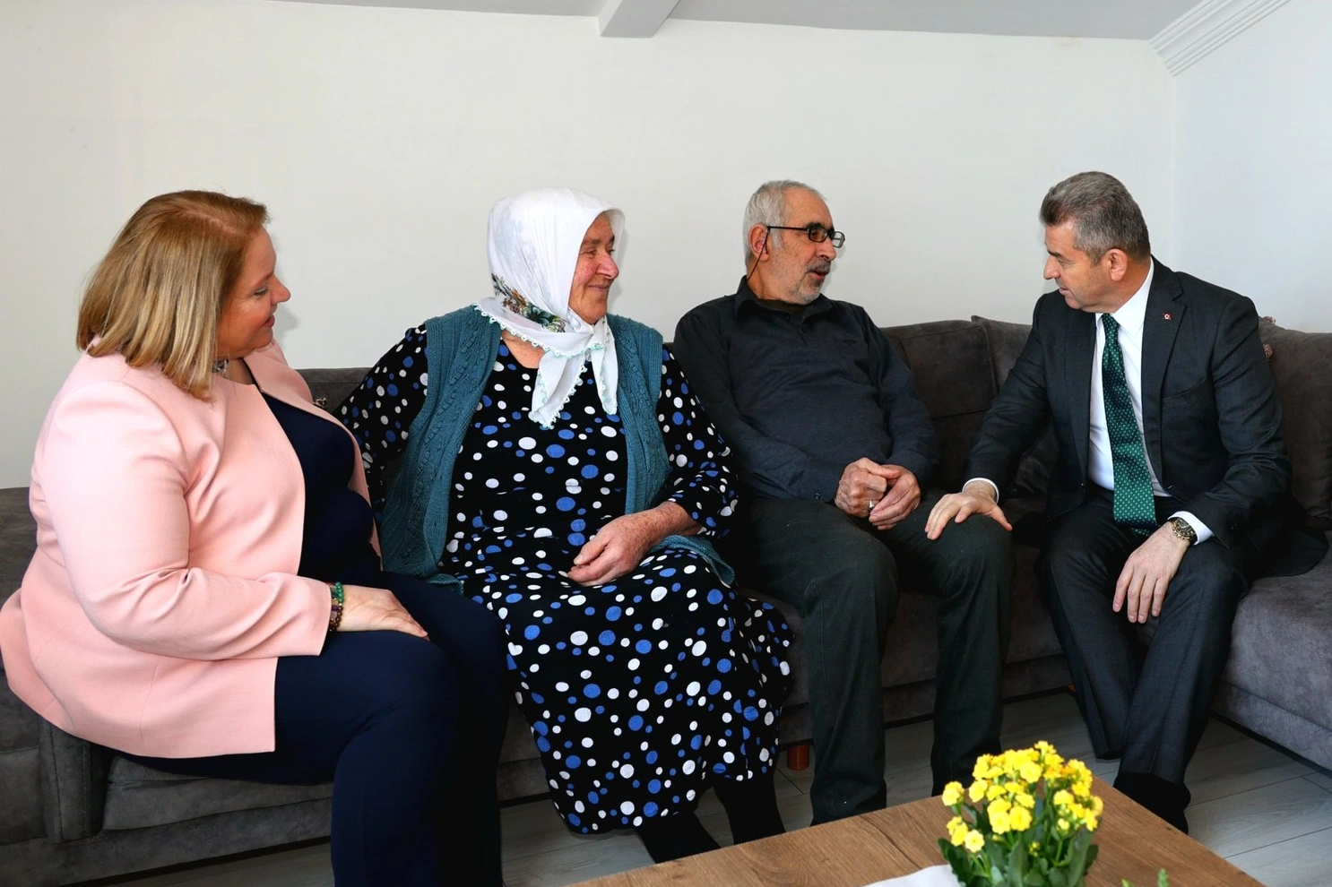 Artvin Valisi Ergün'den evlilikte 50'nci yılını kutlayan çifte ziyaret