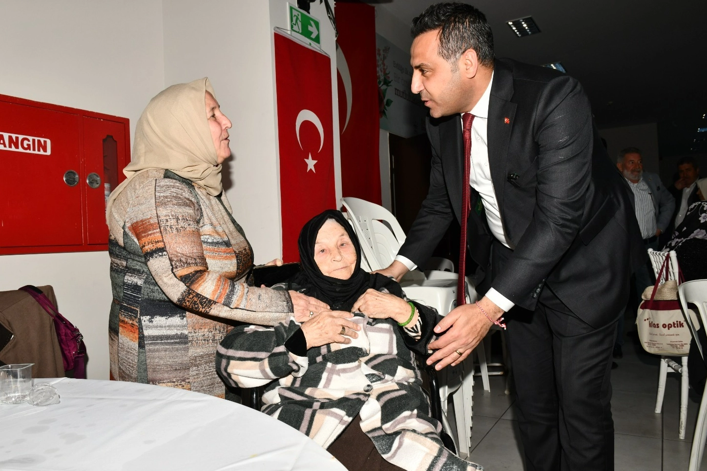 İzmir Çiğli'de Başkan Yıldız’a anlamlı hediye