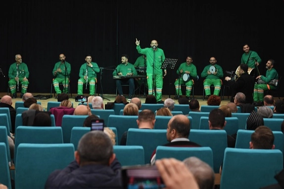 Bursa Osmangazi'de temizlik işçileri bu kez kulakların pasını temizledi