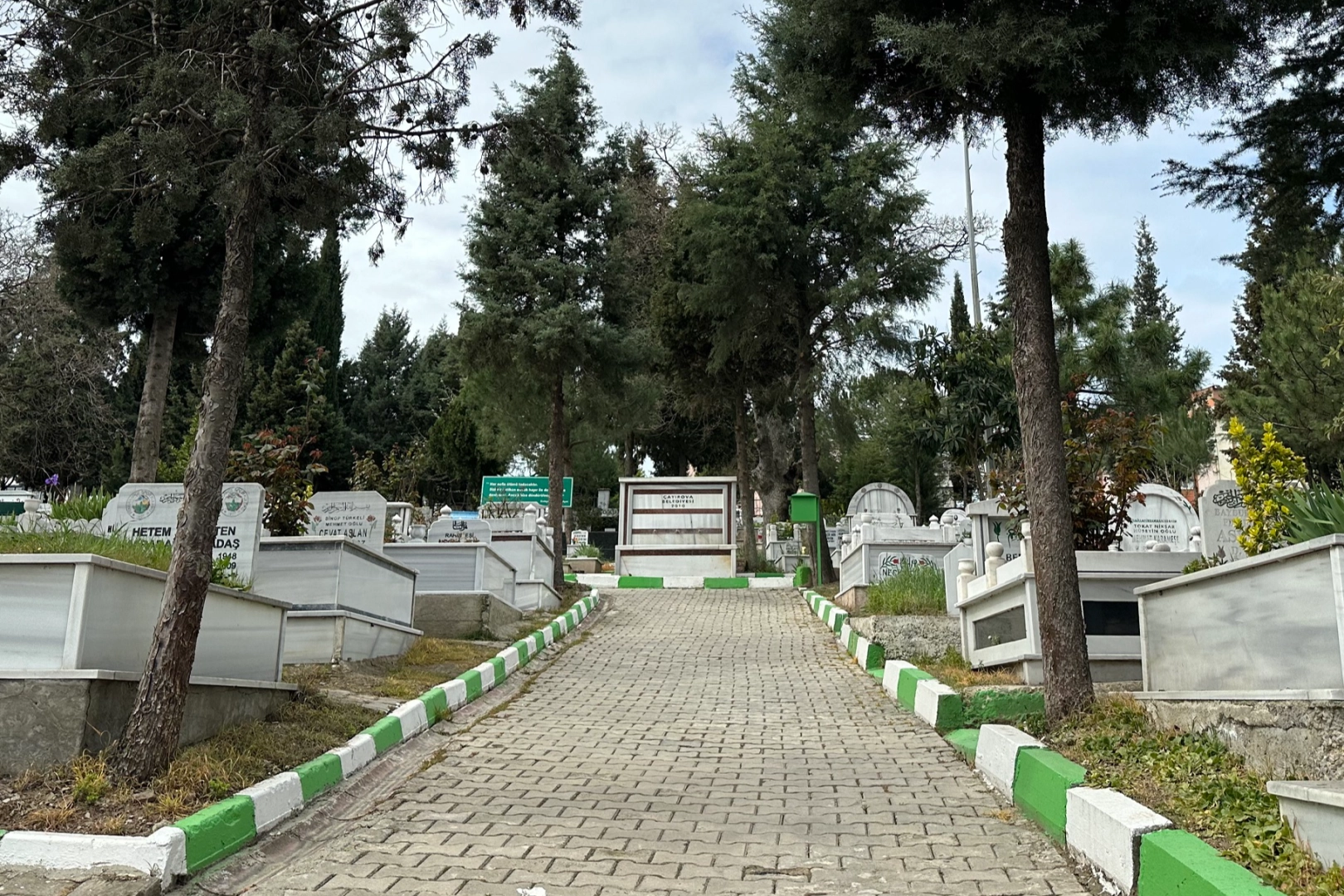 Kocaeli Çayırova’da mezarlıklarda bakım gerçekleştirdi