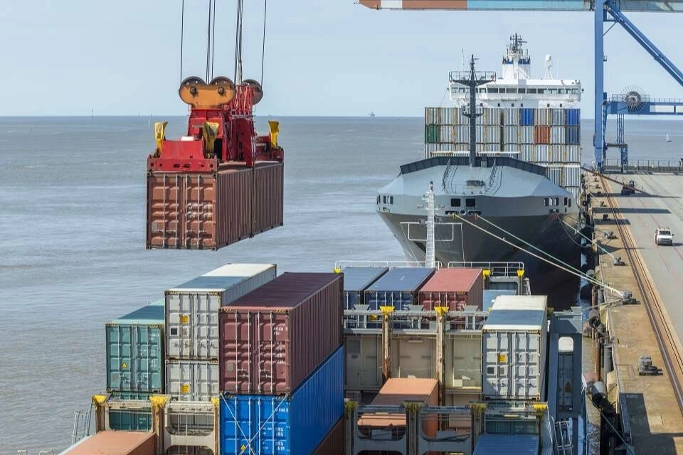 Dış ticaret açığı Şubat'ta yüzde 14,8 arttı