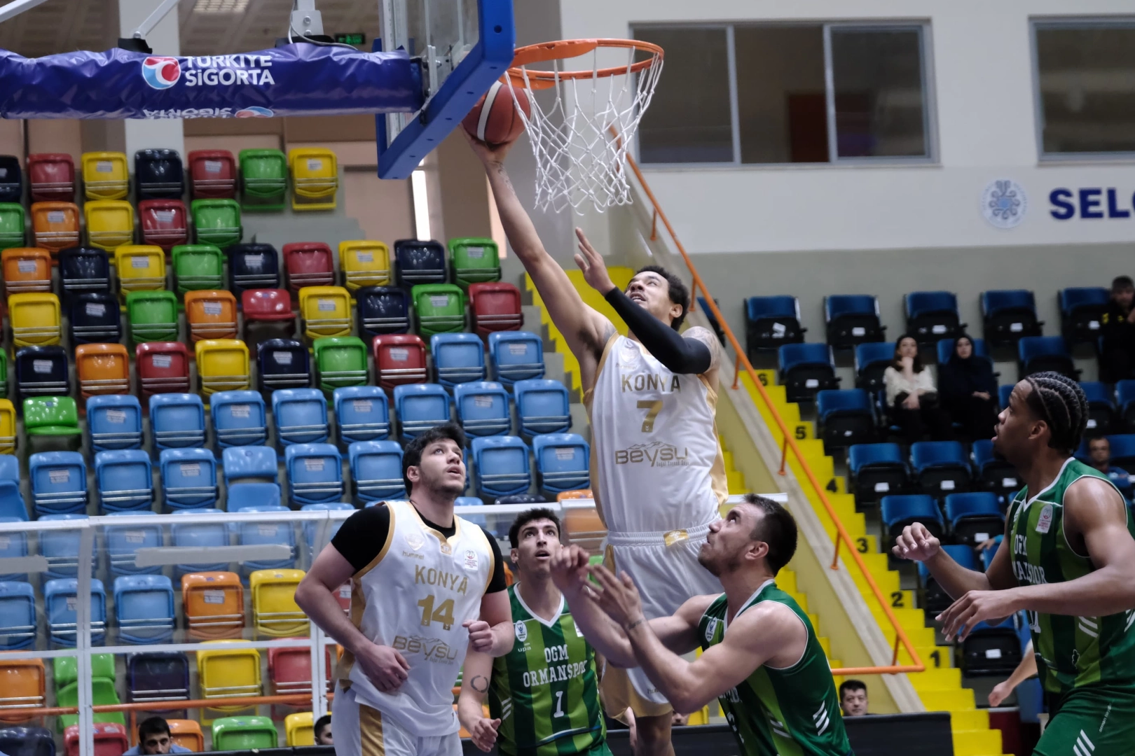 Konya'da seyircisiz maçta farklı galibiyet