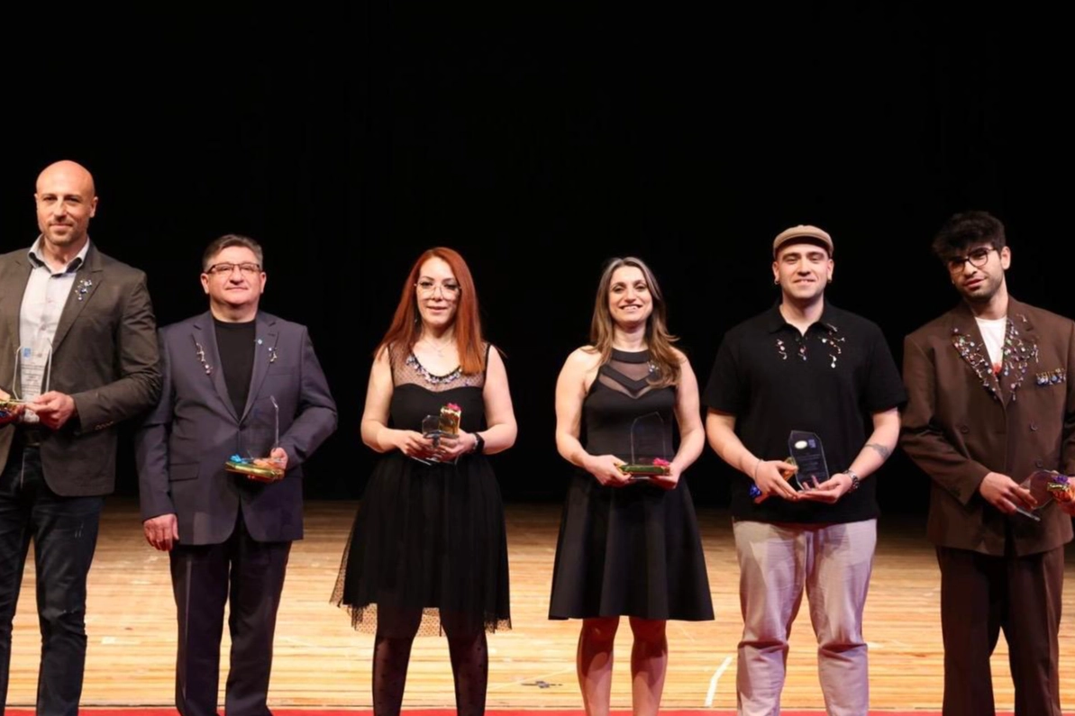 DEÜ'de tiyatro coşkusu: Muhsin Ertuğrul ve Suat Taşer ödülleri sahiplerini buldu 