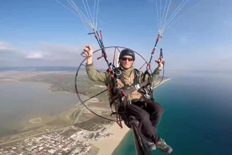 Saros'ta eski gazeteciden paramotorla manevi uçuş