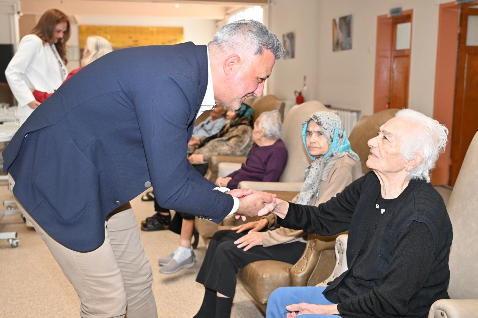 Manisa Büyükşehir'den huzurevi sakinlerine bayram ziyareti