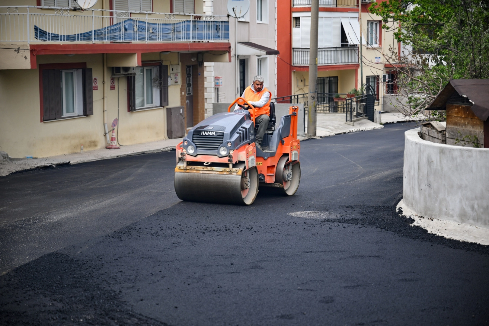 İzmir Bornova'da Kavaklıdere’ye asfalt hamlesi