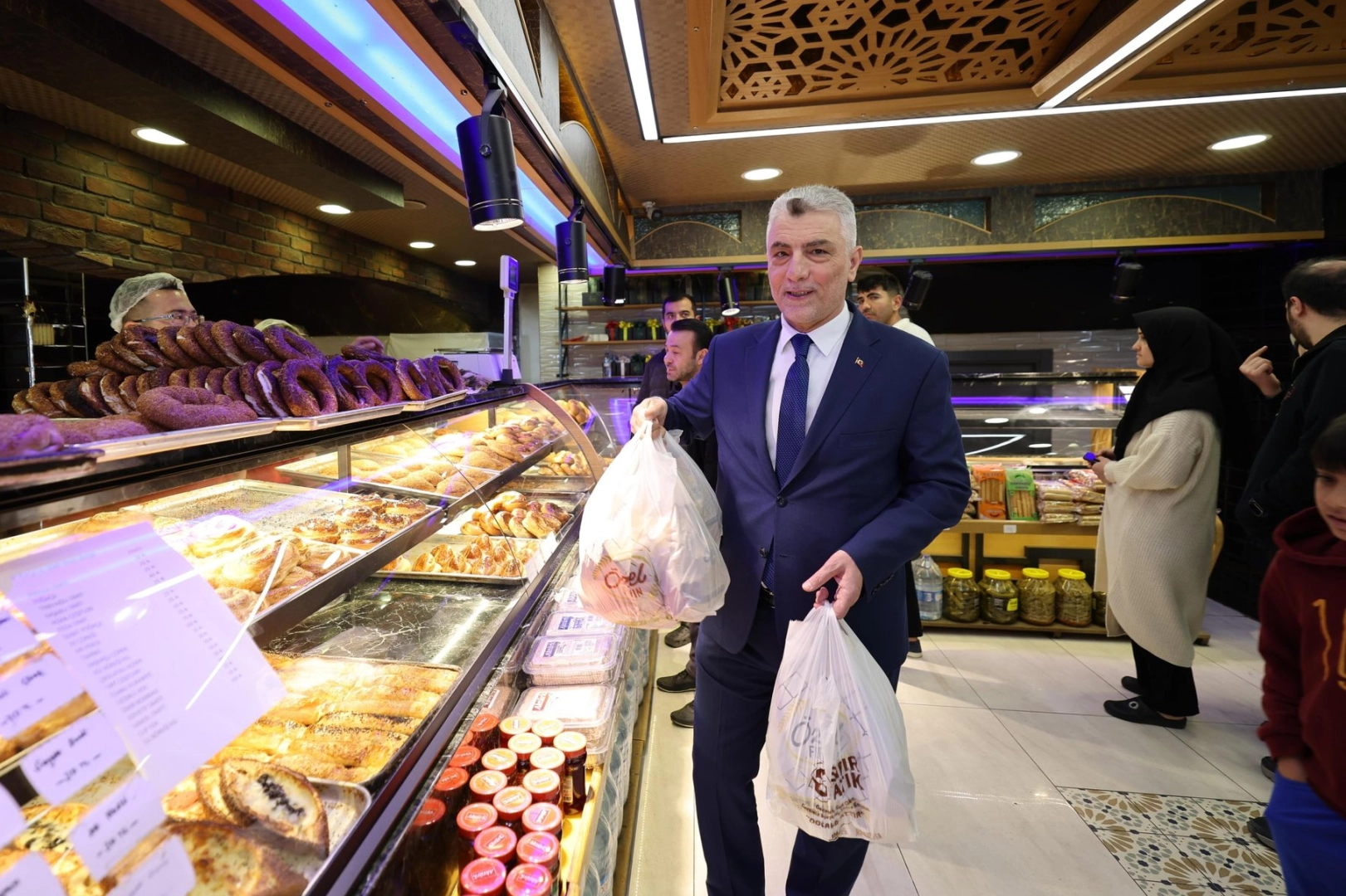 Bakan Bolat boykota karşı alışverişe çıktı