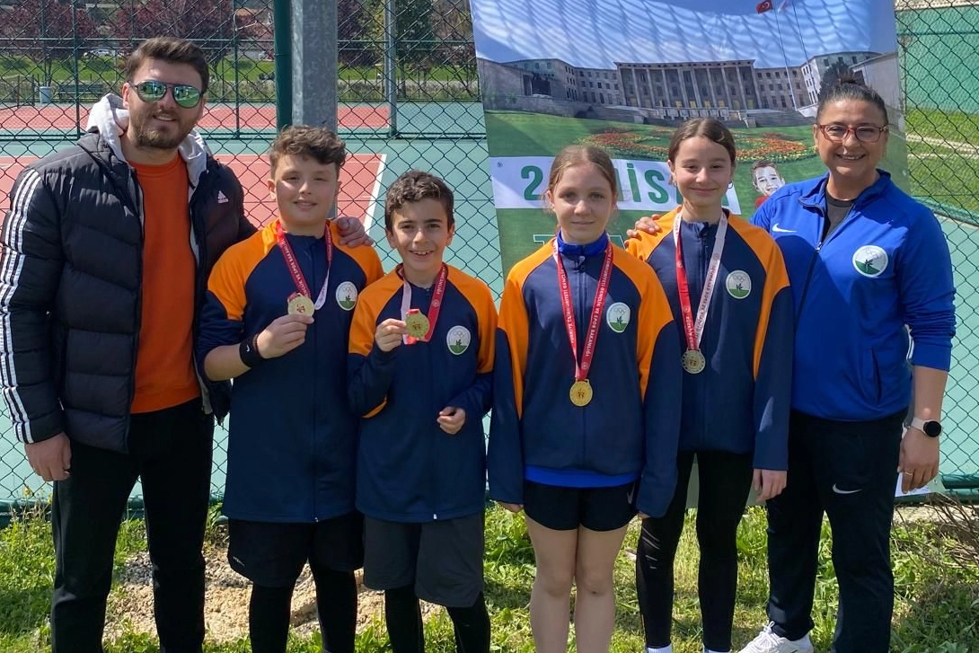 Bursa Osmangazi’nin genç raketleri kortta yıldızlaştı