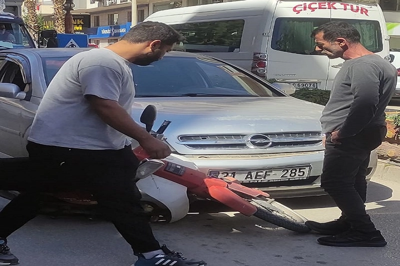 Antalya Kumluca'da maddi hasarlı trafik kazası