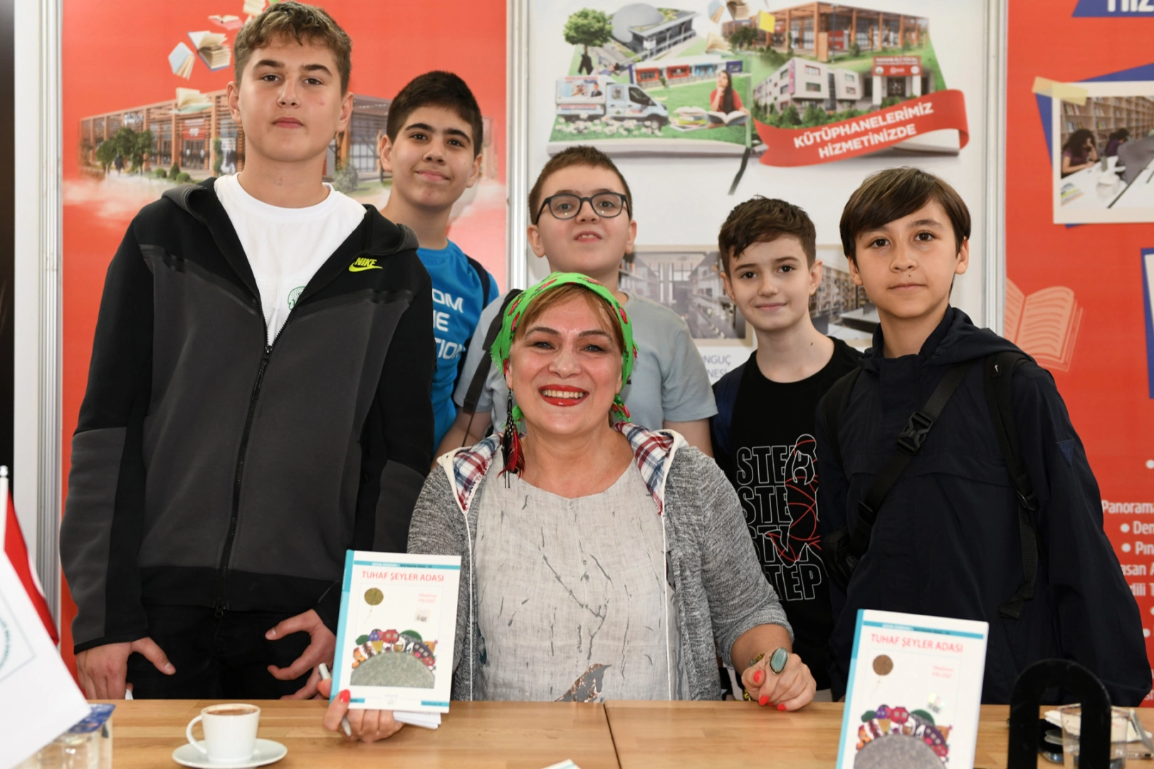 Yazar Halime Yıldız kitaplarını küçük okuyucuları için imzaladı