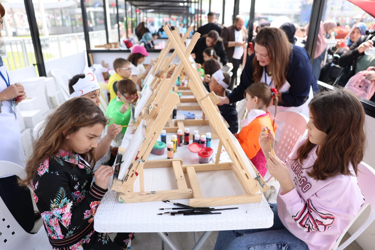 Kocaeli'de 'Kılavuz Gençlik' 23 Nisan ruhunu çocuklara aşılıyor