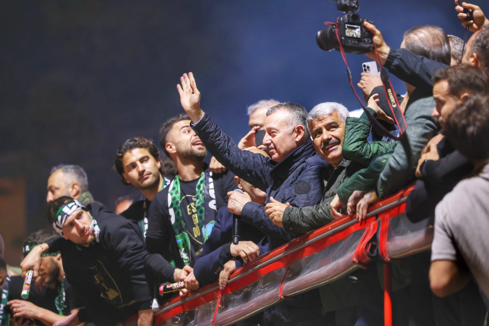 Başkan Büyükakın’a Kocaelispor taraftarlarından sevgi gösterisi